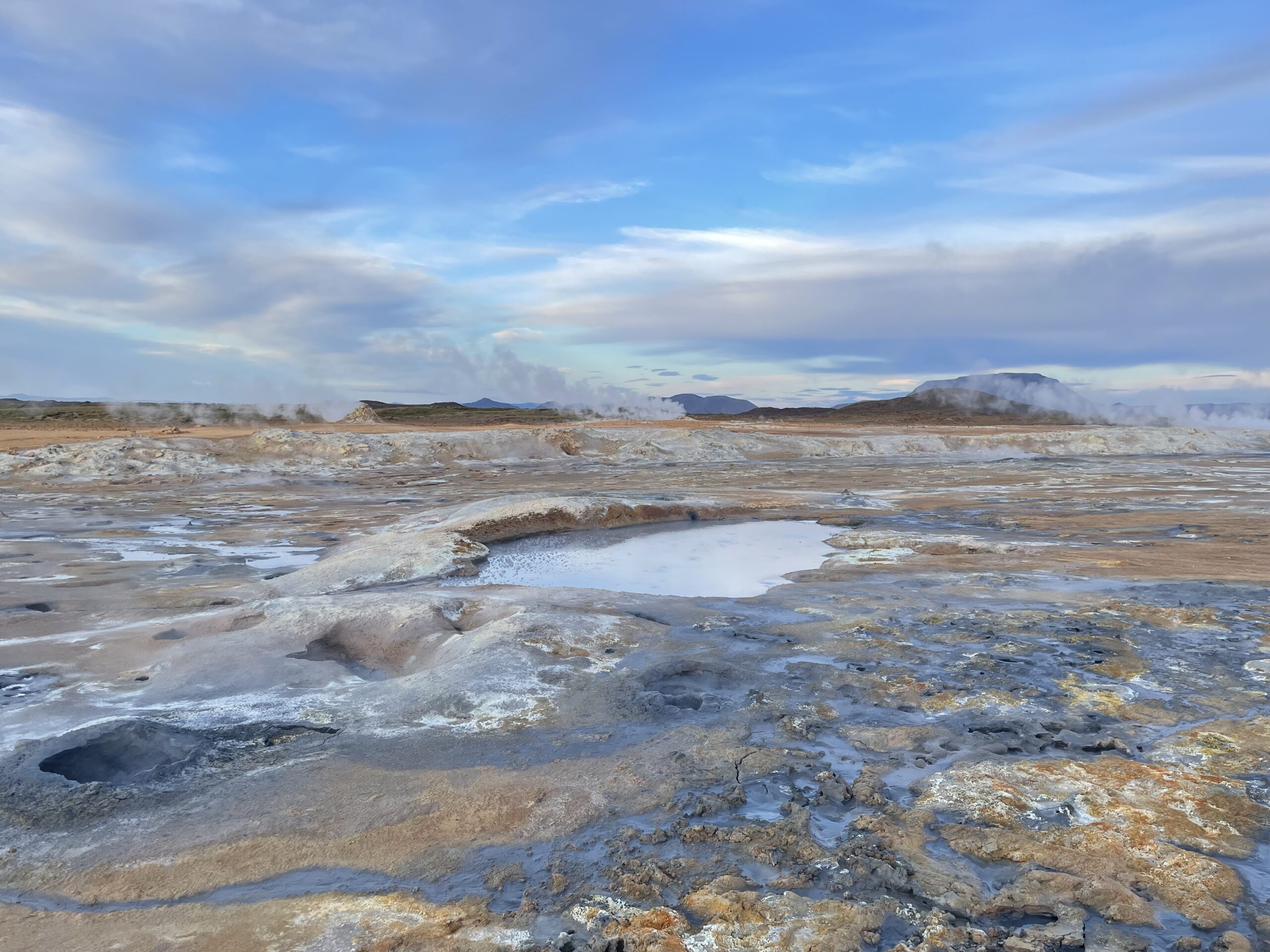 冰島以冒泡泥沼及噴出含硫氣體的冒煙噴氣孔聞名的地熱景點Hverir