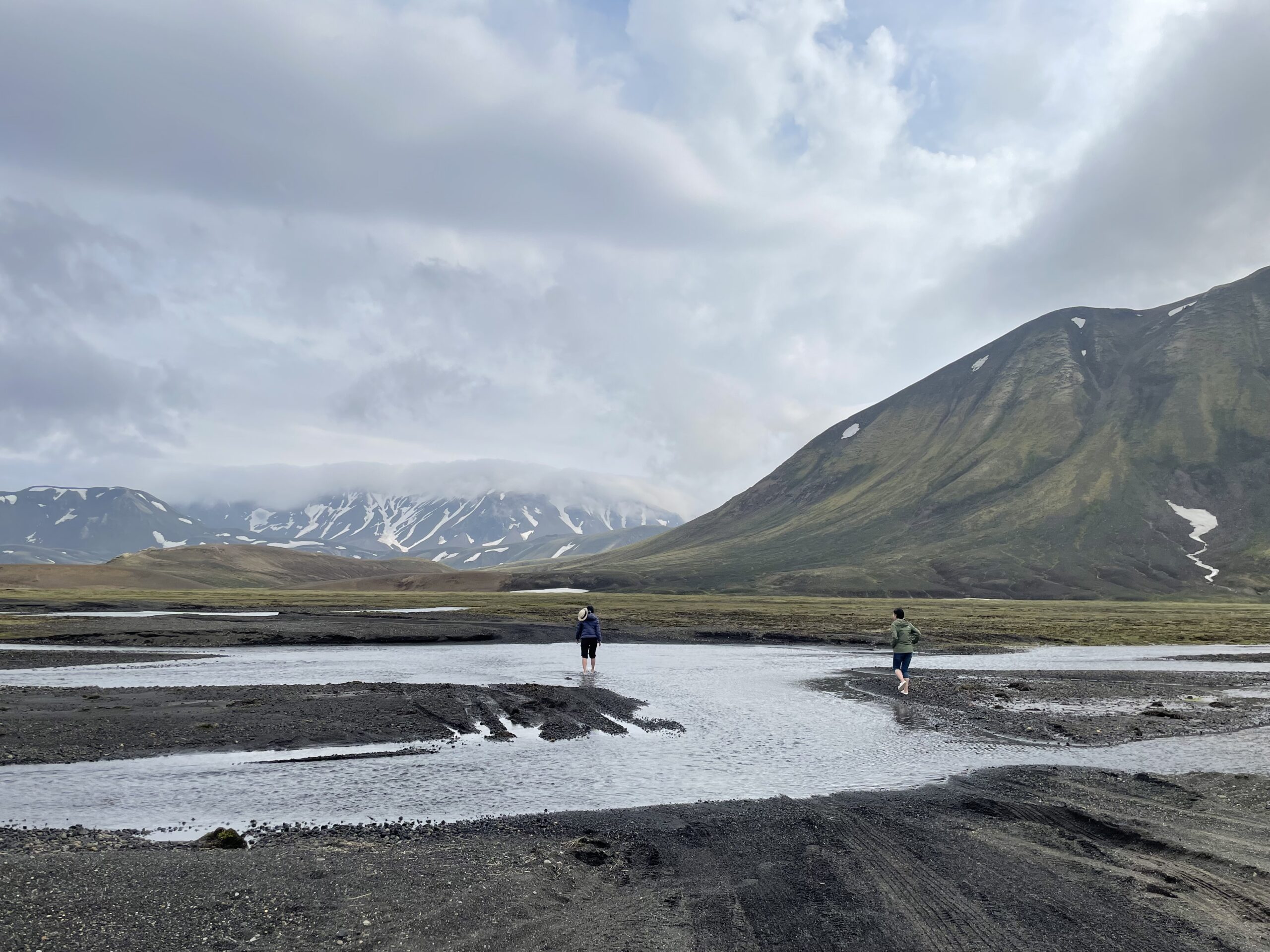 在冰島美麗的公路上測量水深