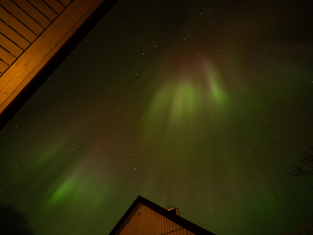 abisko-aurora-next-to-cabin